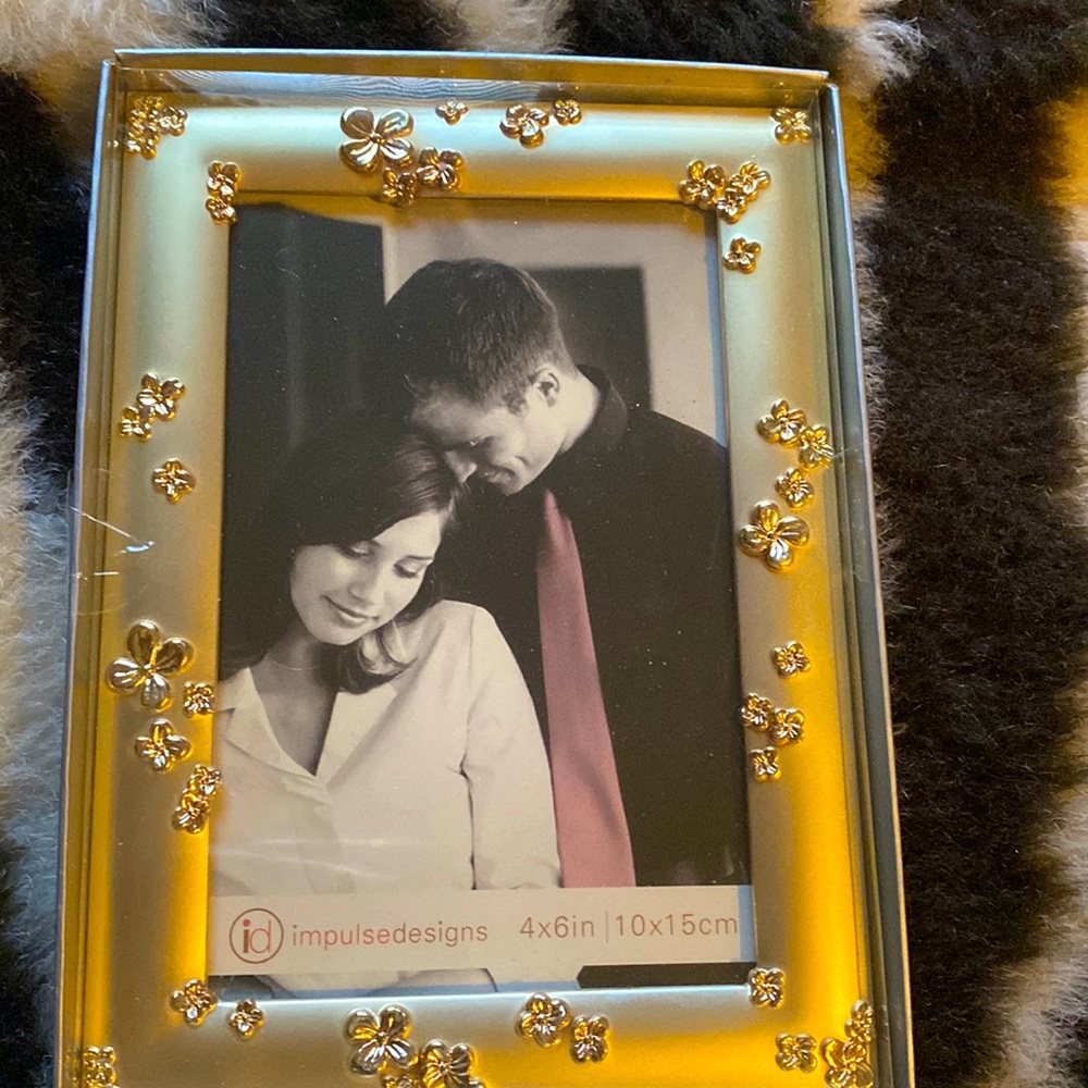 Picture frame 4x6 with flower details